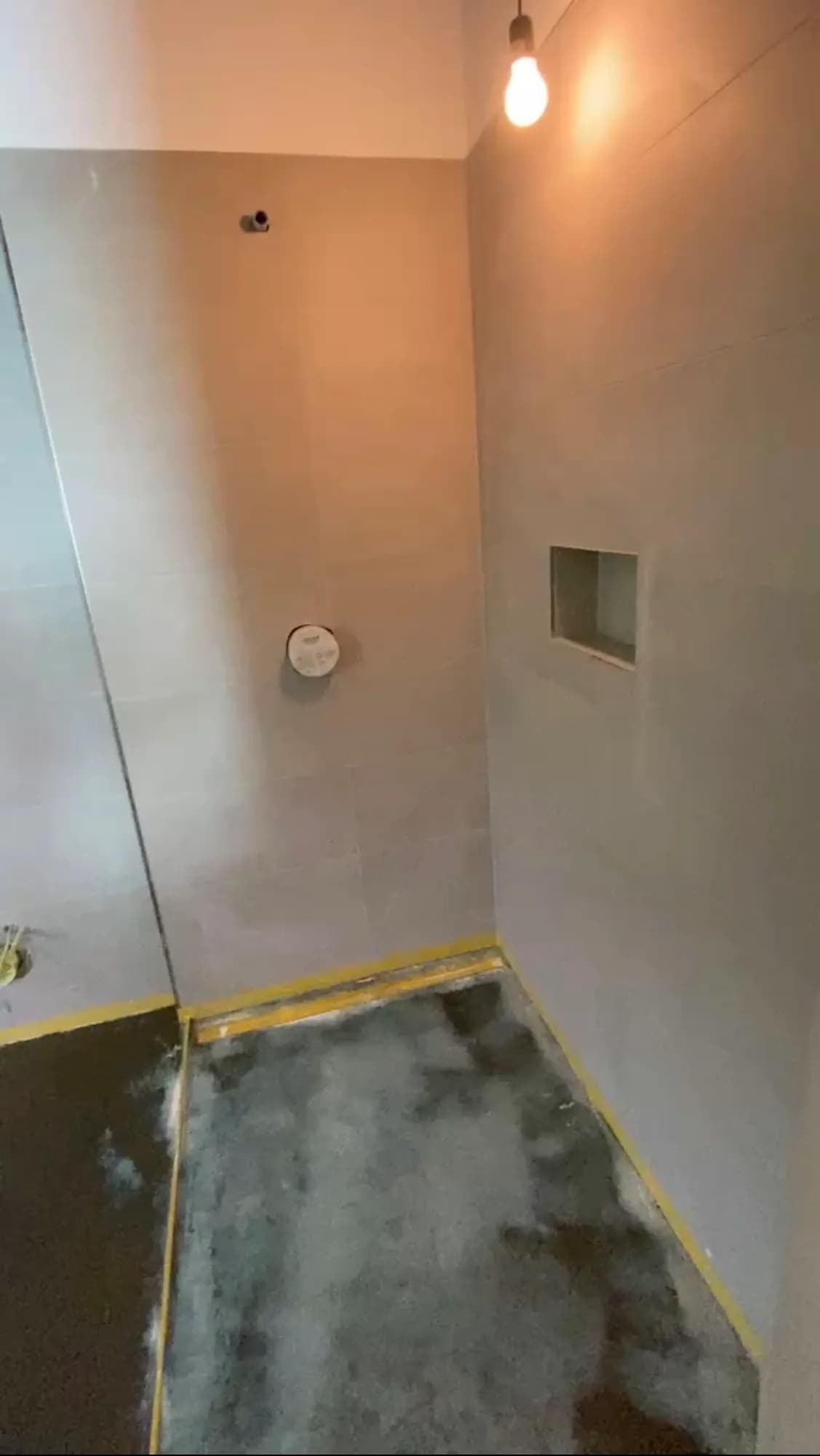Modernes Badezimmer in Weilheim an der Teck (2023) – Referenz von DC Bau Dienstleistungen (Bild 2 von 6)