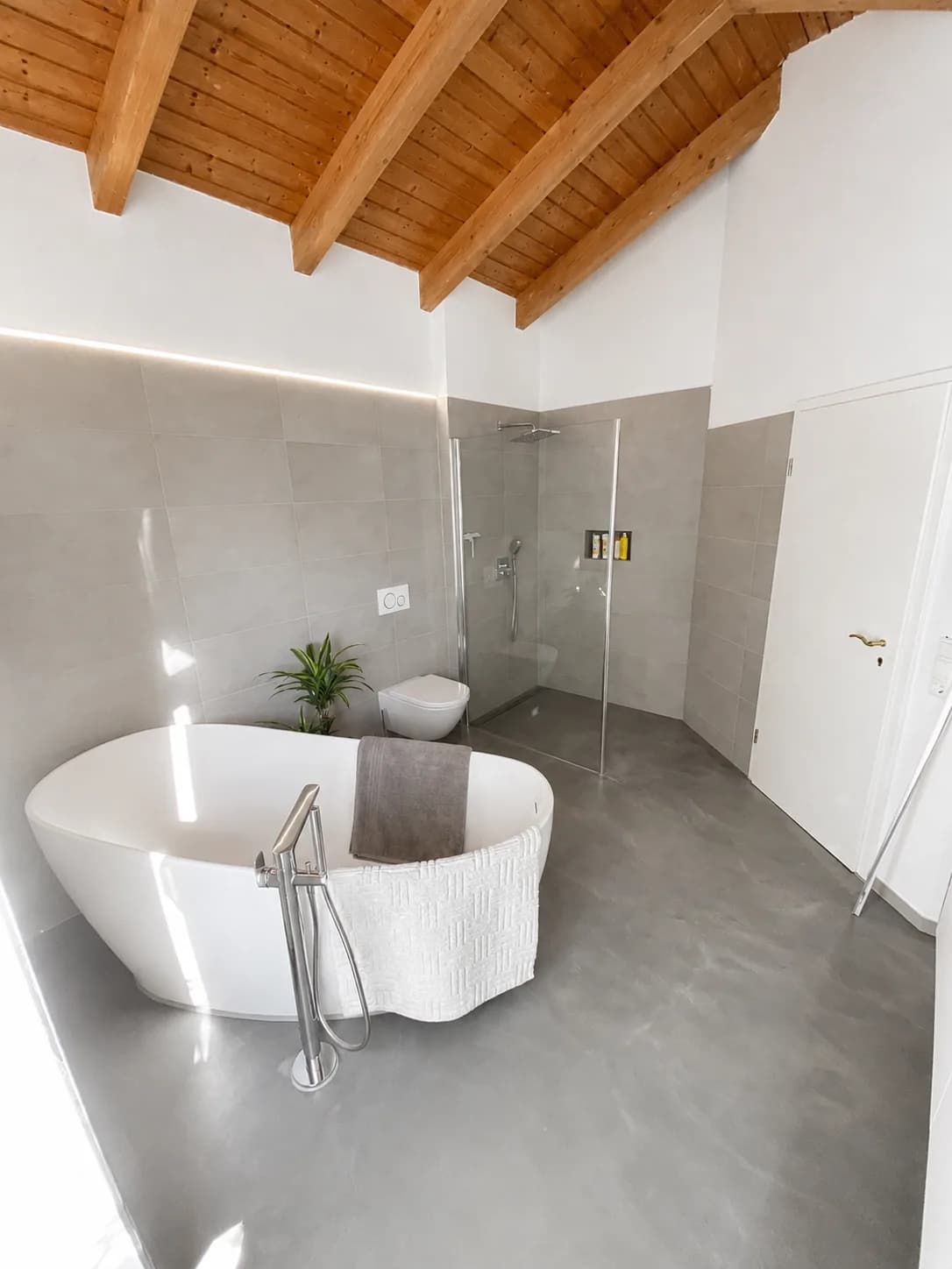 Modernes Badezimmer in Weilheim an der Teck (2023) – Referenz von DC Bau Dienstleistungen (Bild 4 von 6)