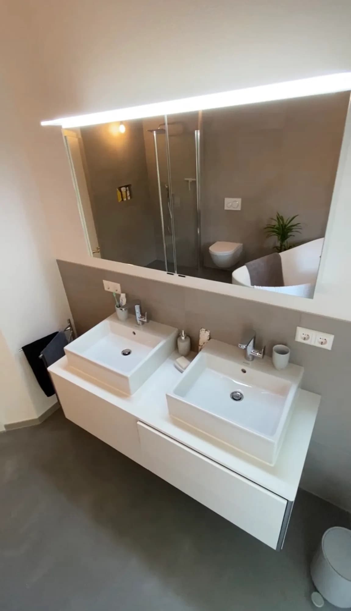 Modernes Badezimmer in Weilheim an der Teck (2023) – Referenz von DC Bau Dienstleistungen (Bild 5 von 6)