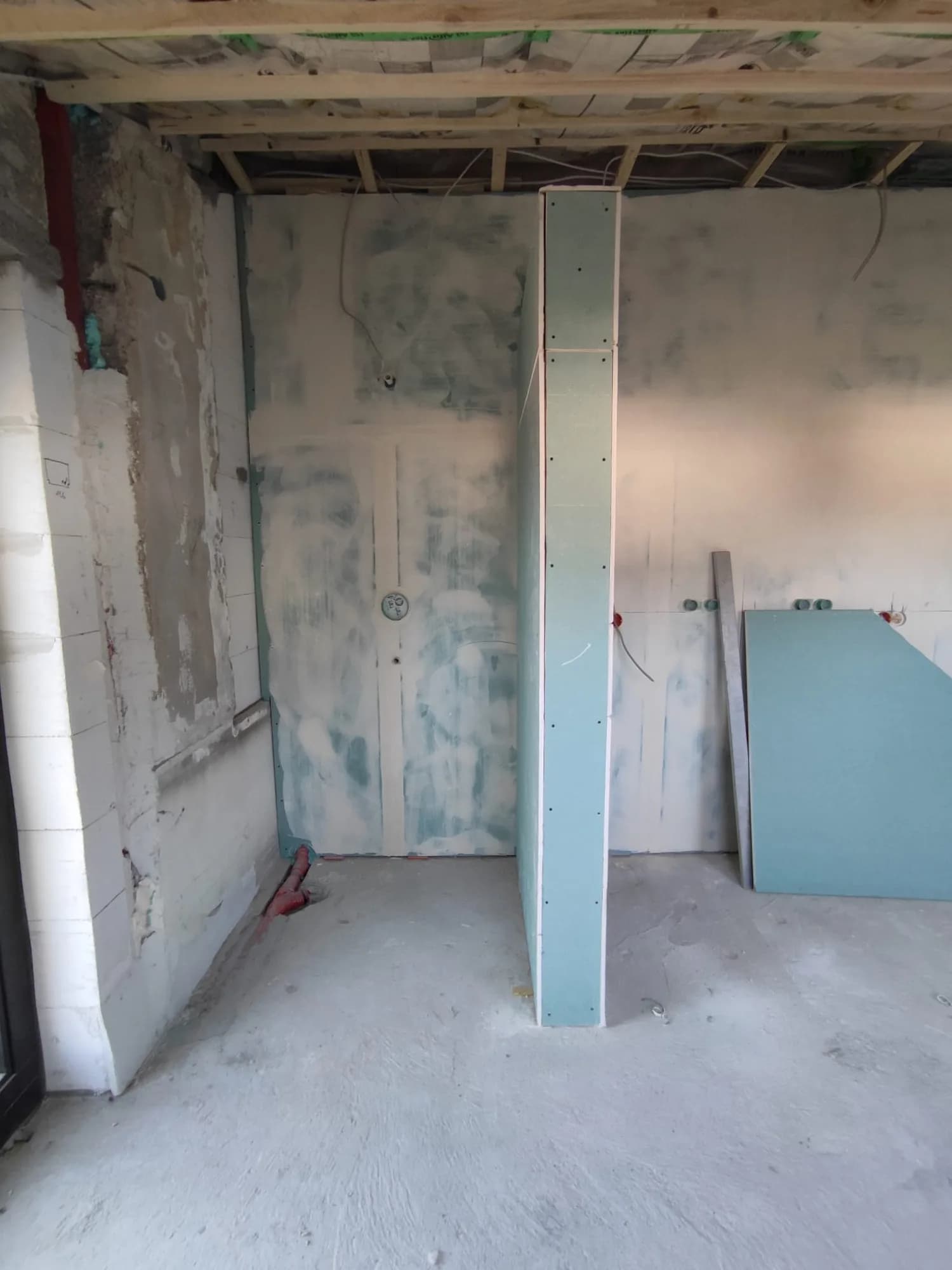 Fugenloses Badezimmer in Wendlingen am Neckar (2022) – Referenz von DC Bau Dienstleistungen (Bild 1 von 5)
